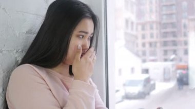 Genç Asyalı kadın hasta ve Coughing, boğaz enfeksiyonu