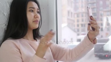 Genç Asyalı kadın, Webcam görünümü tarafından online görüntülü sohbet