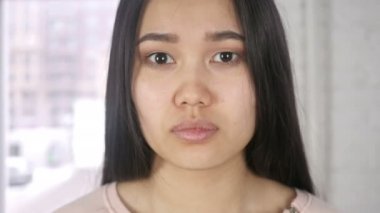 Genç Asyalı kadın yüz şok, yakın merak