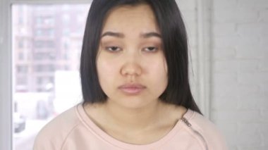 Genç Asyalı kadın başarı kutluyor zafer tarafından heyecan