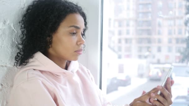 Afro-amerykański Kobieta w szoku, zdumiony przy użyciu smartfona — Wideo stockowe