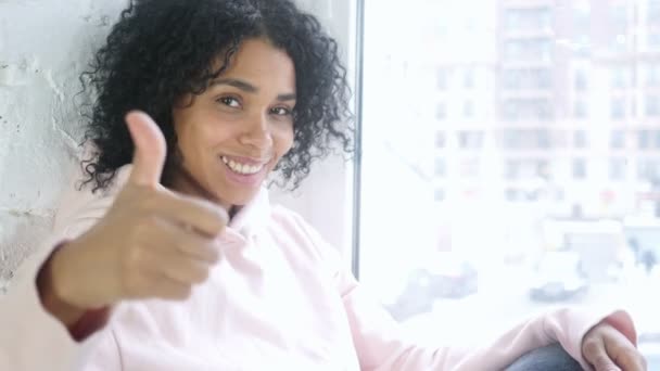 美国黑人妇女的肖像手势竖起大拇指, 室内 — 图库视频影像