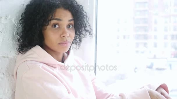 Baş-e doğru reddetmek ve inkar sallayarak, pencerede oturan genç Afrikalı kadın — Stok video