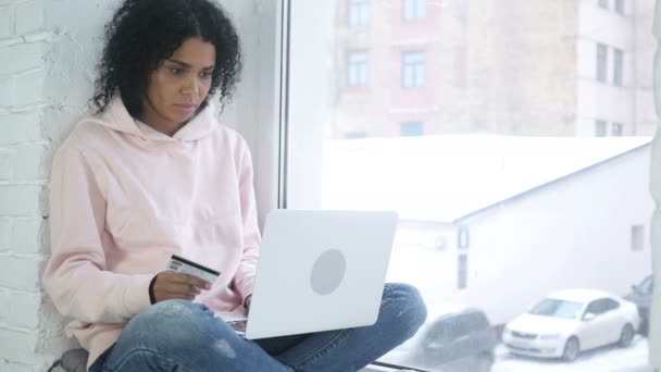 Compras en línea exitosas por mujer afroamericana, sentada en la ventana — Vídeos de Stock