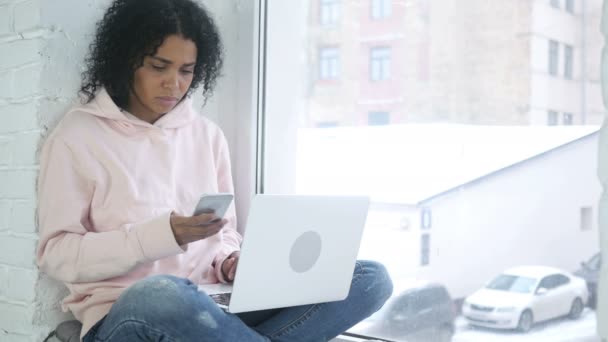 Mujer afroamericana hablando por teléfono, atendiendo llamadas telefónicas — Vídeo de stock