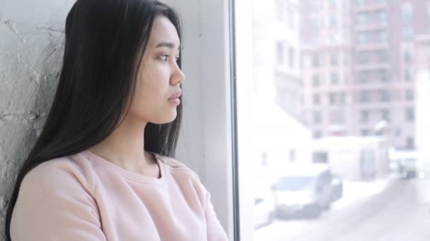 Retrato de chica asiática sonriente, mujer mirando la cámara en la oficina — Vídeos de Stock