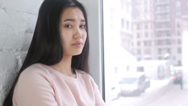 Jeune femme asiatique secouant la tête pour accepter, oui, assis à la fenêtre — Video