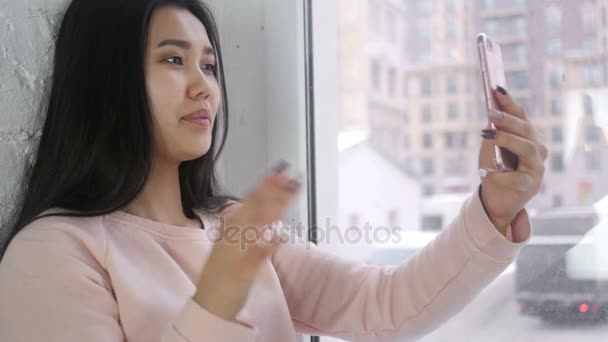 Chat vidéo en ligne par jeune femme asiatique, Webcam View — Video