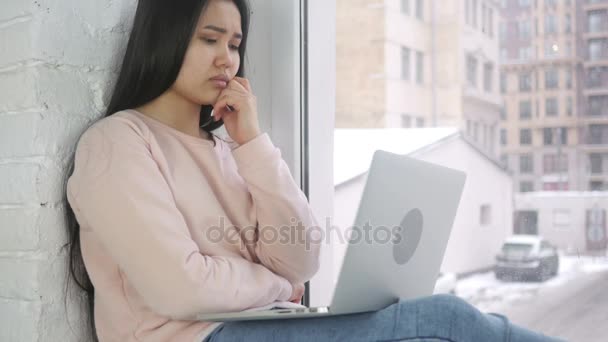 Mujer afroamericana Pensando y trabajando, sentada en la ventana — Vídeo de stock