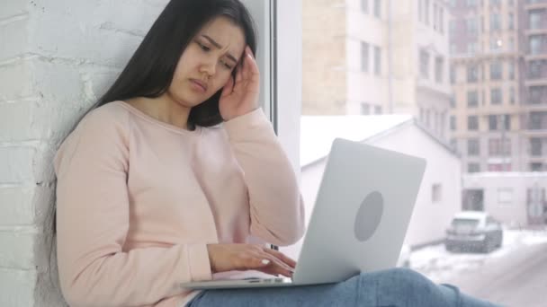 Tensione e mal di testa, donna afro-americana frustrata con stress, seduta alla finestra — Video Stock