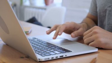 Office içinde Laptop üzerinde eller yakın çekim