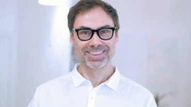 Jest sakal orta yaşlı adam tarafından davet