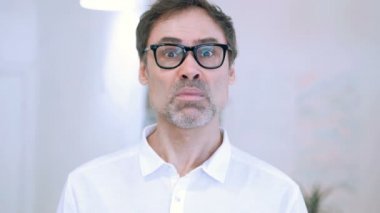 Ofiste iş yerinde adam kızgın mücadele orta yaşlı