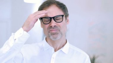 Baş ağrısı, gergin orta yaşlı adam iş ofis, Kütüphane