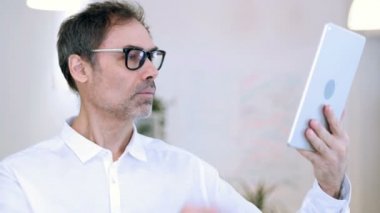Video sohbet tablet tarafından orta yaşlı adam