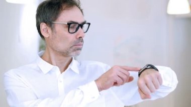 Smartwatch Online Video sohbet tarafından orta yaşlı adam rahatla
