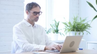 Orta yaşlı adam üstünde Laptop çalışma şok