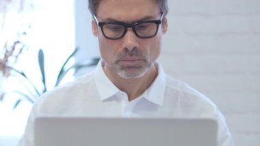 Dostum Kliniği içinde Laptop üzerinde çalışmaya ön yakın kadar
