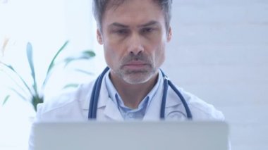 Yorgun doktor sürtünme klinikte, yakın kadar çalışırken gözleri