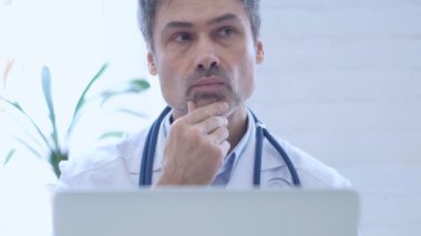 Kadar yakın ön dalgın doktor düşünme ve çalışma üstünde Laptop,