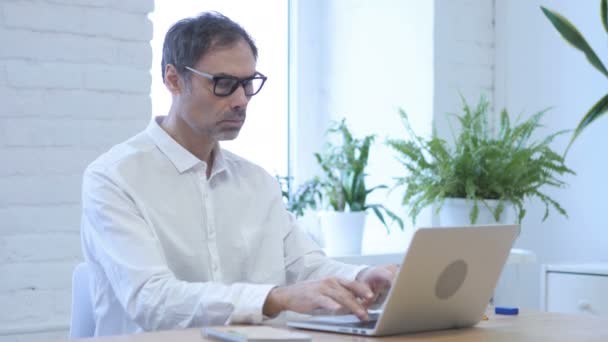 Huvudvärk, upprörd spänd ung mellersta åldern Man arbetar på kontor — Stockvideo