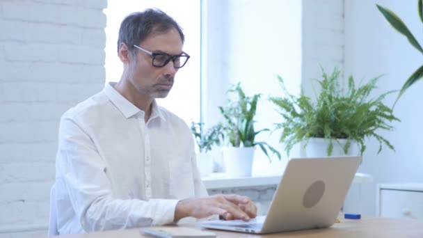 Agitato uomo di mezza età arrabbiato che lavora sul computer portatile in ufficio — Video Stock