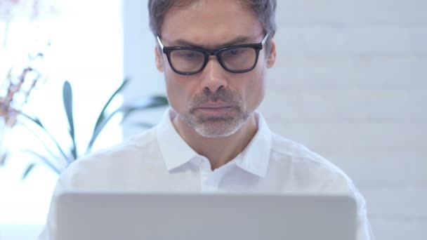 Mal de tête, bouleversement Moyen Age Homme travaillant dans le bureau Fermer — Video