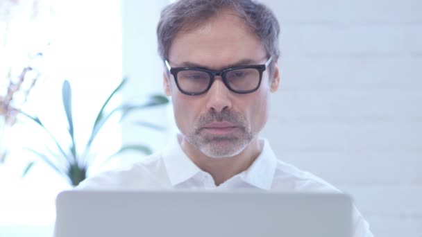 Duimschroef opwaarts tegen midden leeftijd Man aan het werk op Laptop, Close Up — Stockvideo