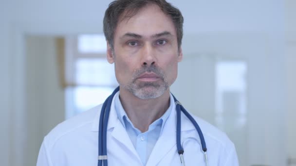 Портрет серьезного врача в больнице — стоковое видео