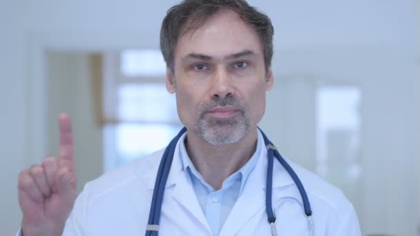 Ne, doktore odmítá nabídku máváním prstem, odmítnutí — Stock video