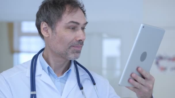 Chat de vídeo on-line no Tablet pelo médico no hospital — Vídeo de Stock