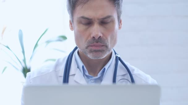 Hoofdpijn, gespannen arts werkzaam in een kliniek, Close Up — Stockvideo