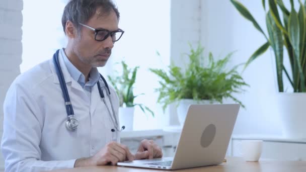 Σε απευθείας σύνδεση συνομιλία μέσω βίντεο σε φορητό υπολογιστή με ασθενή από το γιατρό — Αρχείο Βίντεο