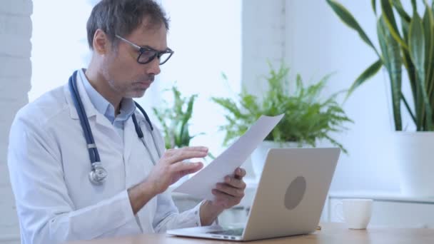 Médico Redação Relatório Médico do paciente na Clínica — Vídeo de Stock