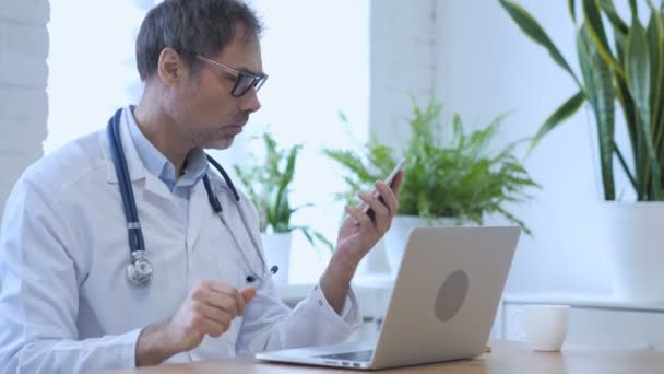 Medico Parlare al telefono con il paziente, Discutere problemi di salute — Video Stock