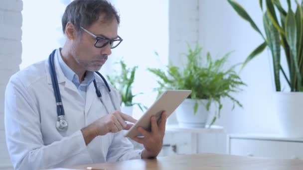 Chat de vídeo en línea en la tableta por el médico en la clínica — Vídeos de Stock