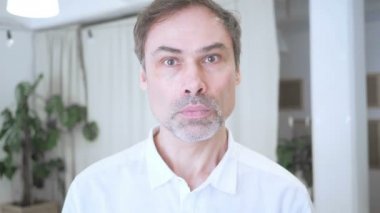 Ağır çekim portre orta yaşlı adam şok, merak