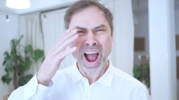 Movimiento lento del hombre de mediana edad tenso en el trabajo con dolor de cabeza — Vídeos de Stock