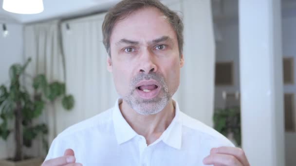 Zeitlupe: Mann mittleren Alters reagiert auf Amtsverlust — Stockvideo