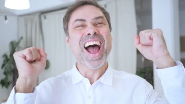 Slow Motion of Dancing Middle Aged Man Escuchar música — Vídeos de Stock