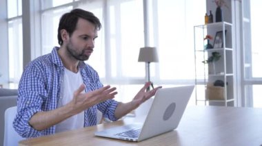 Laptop ofiste çalışan üzgün kızgın rahat sakal adam