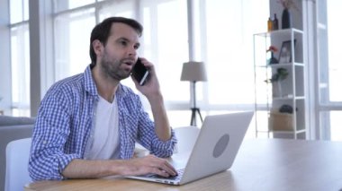 Müzakere, Plan görüşmek üzere iş yerinde telefonda konuşurken rahat sakallı adam