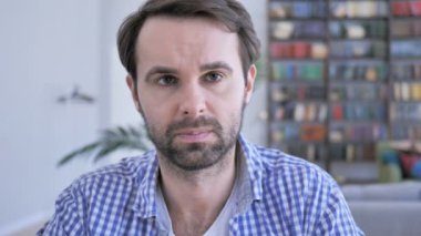 Üzgün rahat rahat oturup sakallı adam ofis, Kütüphane