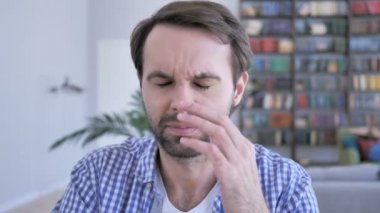 Şiddetli baş ağrısı, gergin Casual sakallı adam ith baş ağrısı ofiste iş başında