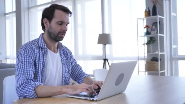 Casual skägg Man hosta medan du arbetar på Laptop, halsinfektion — Stockvideo