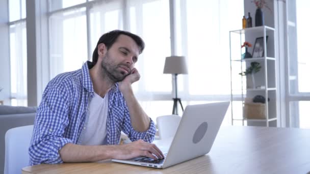 Spící unavený příležitostné vousy muž při práci na notebooku — Stock video