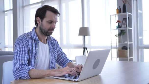 Homme fatigué travaillant sur ordinateur portable, essayant de se détendre — Video