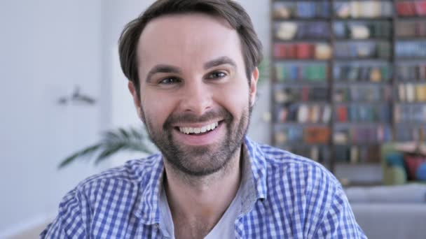 Retrato del hombre de barba casual sonriente mirando la cámara — Vídeo de stock