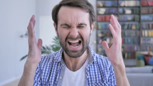 Schreiender, schreiender, lässiger Bartträger im Zorn bei der Arbeit — Stockvideo