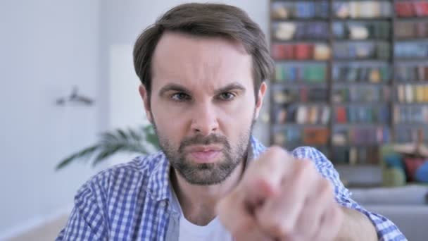 Casual sakallı adam, parmak amacı ile seçme tarafından işaret jest — Stok video
